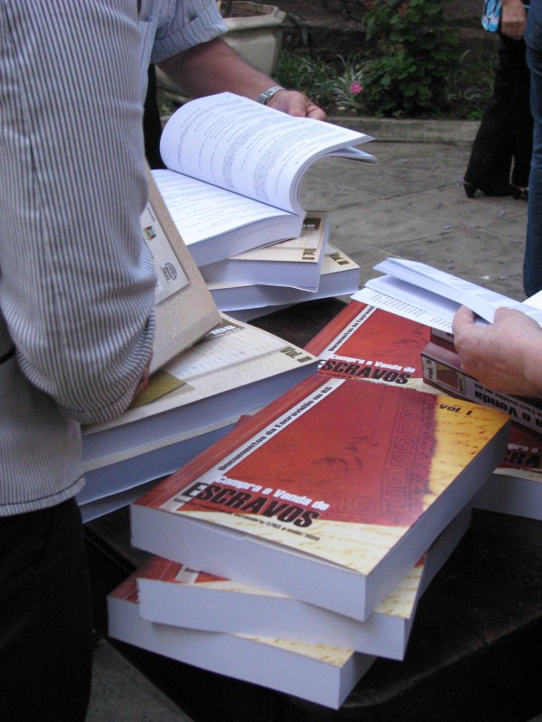 Catálogos sendo manuseados durante o lançamento