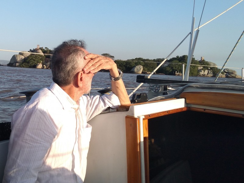 Pinheiro Salles na travessia entre Porto Alegre e a Ilha, em 2019. Foto: Naira Hofmeister / El País Brasil.