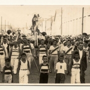 Fotografia antiga, pretro e branco, procissão terrestre.