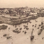 Fotografia antiga, pretro e branco, procissão fluvial.