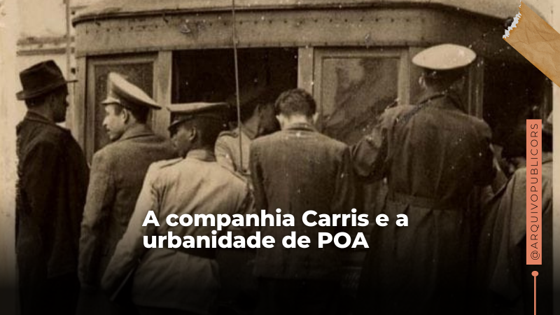 Design Fotografia formato retrato em tons de sépia. Em uma rua de paralelepípedos, sobre trilhos, a traseira de um bonde lotado. Do lado de fora, seis homens viajando pendurados, segurando nas janelas. Ao fundo, parte de um prédio.sem nome