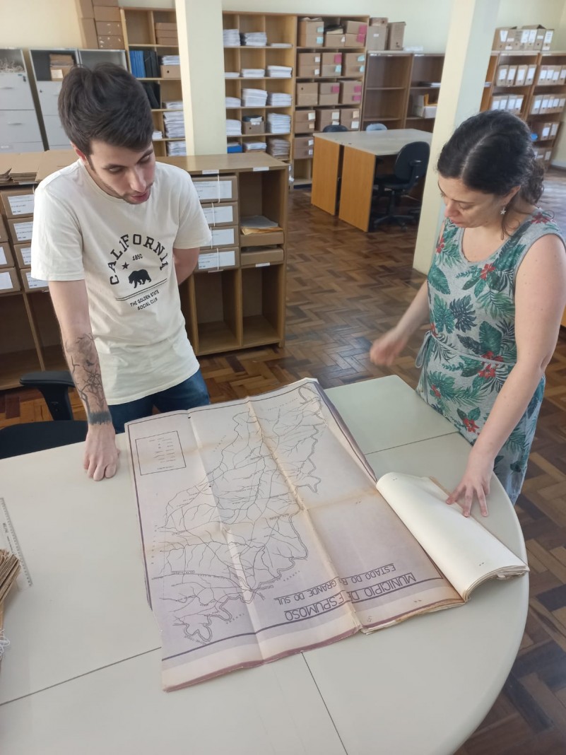 Vinícius Barbosa e Caroline Baseggio analisando um dos documentos que compõem o emancipação do município.