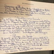 Em destaque um dos registros de ocorrência que compõem a documentação recolhida