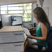 Após capacitação realizada no APERS, a escrivã Daniela Goebel, realiza a impressão de etiquetas das caixas-arquivo pelo AAP.
