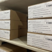 Caixas-arquivo devidamente acondicionadas nas estantes do Prédio I do conjunto arquitetônico do APERS.