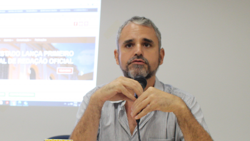 Rodrigo de Azevedo Weimer apresentando o Catálogo Seletivo Arquivo LGBTQIAPN+