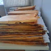 Entrefolhamento com papel absorvente para a secagem de documentos