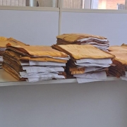 Entrefolhamento com papel absorvente para a secagem de documentos