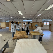 Voluntário do S.O.S Memória e Patrimônio do RS atuando no salvamento e recuperação dos documentos atingidos pelas enchentes