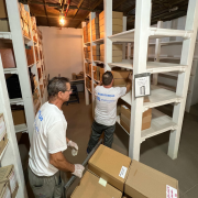 Funcionários organizando as caixas arquivo transferidas da CESA para o APERS.