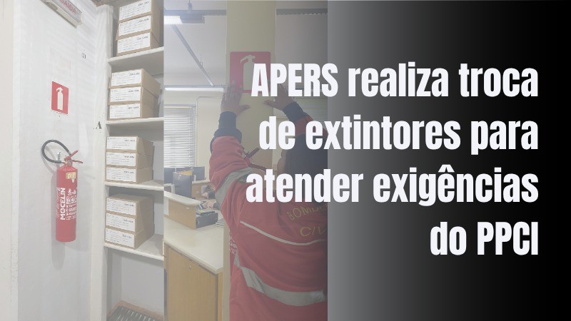 A imagem mostra um ambiente interno com foco em segurança contra incêndios. À esquerda, há um extintor de incêndio vermelho fixado na parede, com uma placa de sinalização acima dele. Ao lado, vêem-se prateleiras contendo diversas caixas de arquivo organizadas. No centro da imagem, uma pessoa usando uniforme vermelho está instalando ou inspecionando outro extintor de incêndio em uma parede. À direita, há um texto em destaque que diz: "APERS realiza troca de extintores para atender exigências do PPCI".