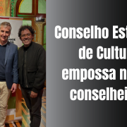 Montagem dividida em duas partes. À esquerda, há uma fotografia tirada em um ambiente interno com iluminação quente. Três homens posam sorridentes, lado a lado. O homem à esquerda veste jaqueta marrom acolchoada, óculos e relógio digital preto. O homem ao centro usa blazer azul, suéter preto e calça clara. O homem à direita veste casaco escuro com zíper e calça preta, tem cabelos cacheados e usa óculos. Atrás deles, um banner com o logo do governo do Estado do Rio Grande do Sul. Ao fundo, parede decorada com tapeçaria vermelha e dourada e janelas com vidro verde.

À direita da imagem, em fundo preto com degradê cinza, está o texto em branco e negrito:
"Conselho Estadual de Cultura empossa novos conselheiros"