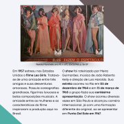 Descrição da imagem:
A imagem apresenta uma página de revista com uma composição visual e textual.

Na parte superior, há uma fotografia colorida de seis artistas travestis em trajes luxuosos, posando diante de um fundo decorativo. Os figurinos são chamativos e elegantes, sugerindo um espetáculo teatral ou musical.

A legenda da foto informa:
"Revista Manchete, ano XII, n. 670; 20/02/1965, p. 56-59"

Abaixo da imagem, há dois blocos de texto explicativos, um à esquerda e outro à direita, que contextualizam a origem e o sucesso do grupo Les Girls no Brasil.

Texto presente na imagem:

Bloco de texto à esquerda:

"Em 1957 estreou nos Estados Unidos o filme Les Girls. Tratava-se de uma amizade entre três amigas e suas desventuras amorosas. Possuía coreografias grandiosas, figurinos luxuosos e belas composições musicais. A amizade entre as mulheres e as características do filme inspiraram a produção aqui no Brasil."

Bloco de texto à direita:

"O show foi roteirizado por Meira Guimarães, música de João Roberto Kelly e direção de Luís Haroldo. Sua estreia ocorreu no Rio em 05 de dezembro de 1964 e em 15 de março de 1965 o grupo fazia sua centésima apresentação. O show ocorreu diversas vezes em São Paulo e alcançou carreira internacional, já com uma formação diferente da original, ao se apresentar em Punta Del Este em 1967."