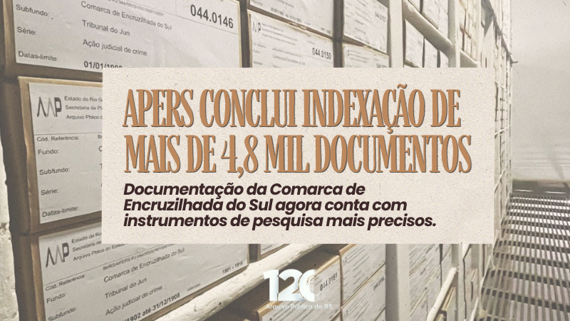 Imagem de divulga&ccedil;&atilde;o do APERS. Ao fundo, aparecem estantes de arquivo deslizantes preenchidas com caixas de documentos identificadas por etiquetas. Sobre a fotografia, h&aacute; um quadro retangular de cor clara com o texto: &ldquo;APERS conclui indexa&ccedil;&atilde;o de mais de 4,8 mil documentos&rdquo;. Abaixo, em destaque menor, l&ecirc;-se: &ldquo;Documenta&ccedil;&atilde;o da Comarca de Encruzilhada do Sul agora conta com instrumentos de pesquisa mais precisos&rdquo;. Na parte inferior da imagem, est&aacute; a marca dos 120 anos do Arquivo P&uacute;blico do Estado do Rio Grande do Sul. A composi&ccedil;&atilde;o utiliza tons bege e marrons, remetendo &agrave; preserva&ccedil;&atilde;o documental e &agrave; pesquisa hist&oacute;rica.